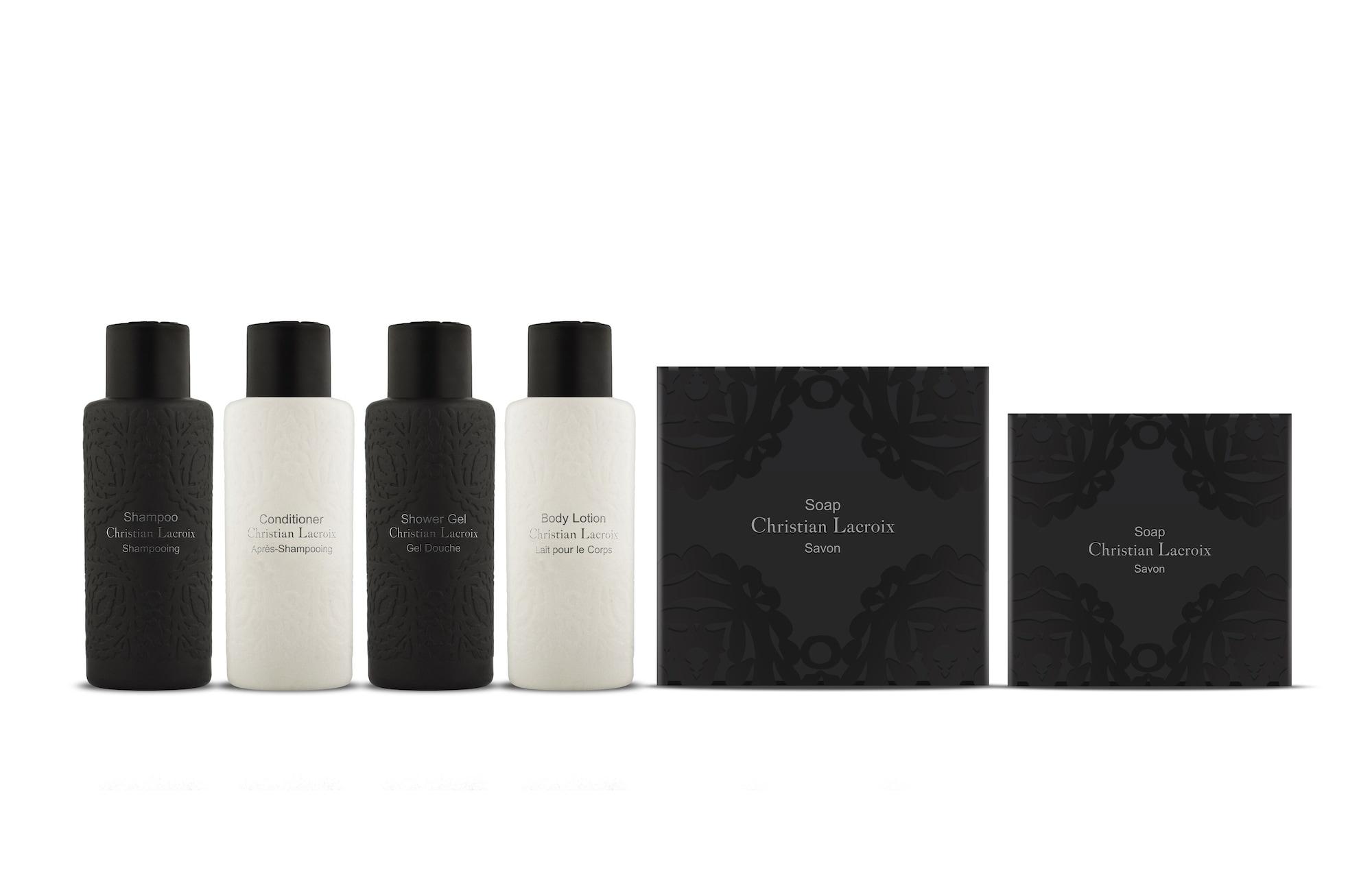 Four Seasons Hotel Sydney Esterno foto The photo shows a set of four bottles and a box, likely containing personal care products. There are two black bottles and two white bottles, each with simple, elegant labels. The box behind them is also designed elegantly, featuring a dark color wit